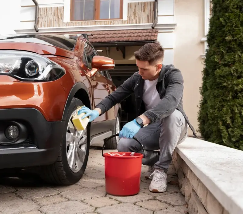 Lavage auto à domicile Ayros-Arbouix : professionnel intervenant sur un véhicule